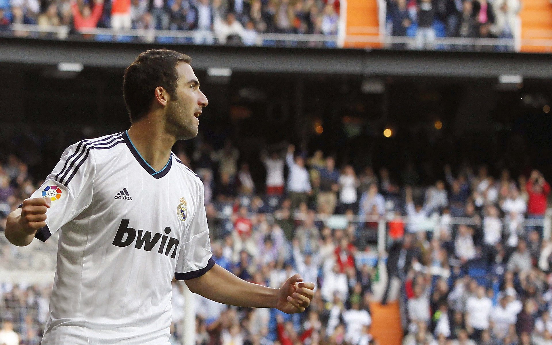 星空体育下载-拜仁慕尼黑客场大胜，德甲争冠气势如虹，拜仁慕尼黑打法